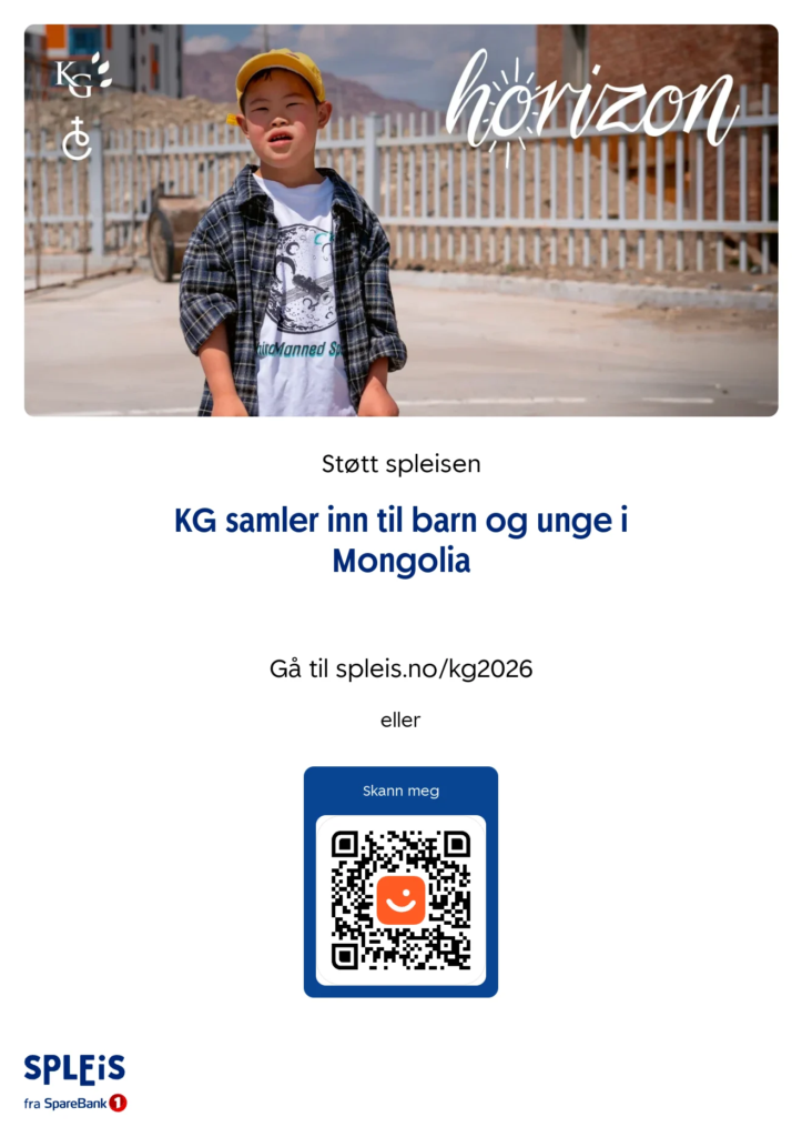 En liten gutt står ute i solskinnet. Teksten reklamerer for en innsamlingsaksjon til fordel for barn og unge i Mongolia, med en QR-kode og en lenke for å donere via Spleis.