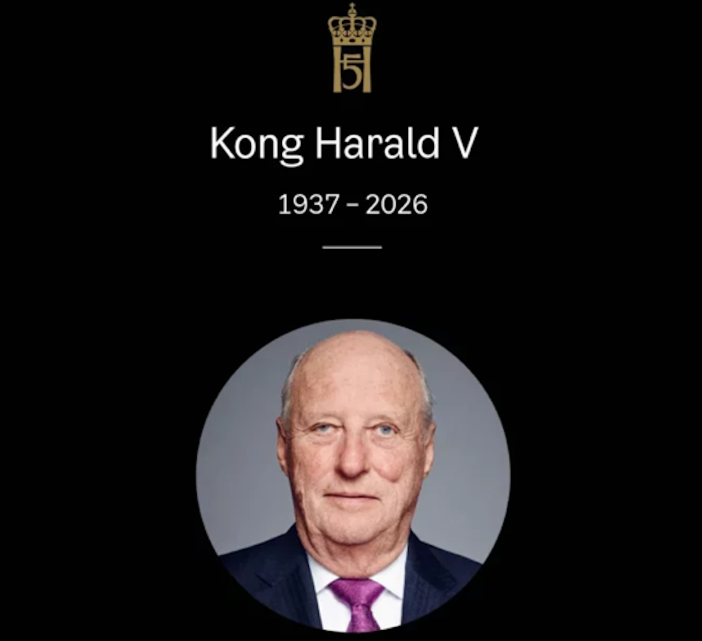 Portrett av en eldre mann i dress og slips, med teksten «Kong Harald V, 1937–2026», og et kronesymbol over navnet på svart bakgrunn.