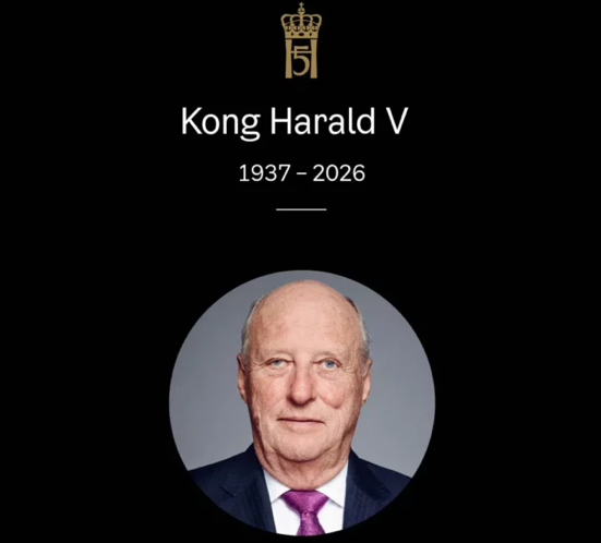 Kongen-e1787911405511-kopi Et formelt portrett av en eldre mann i dress og slips, mot en grå bakgrunn, med teksten «Kong Harald V, 1937–2026» og et gullsymbol i form av en krone over bildet.