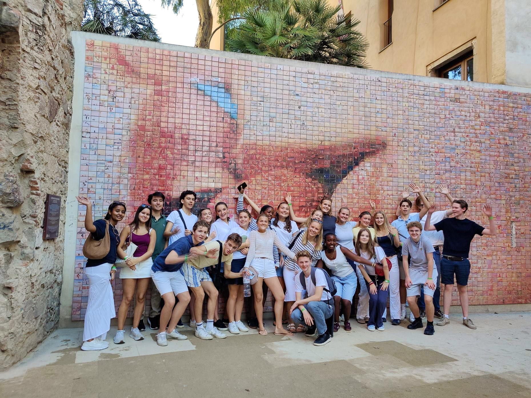Elever poserer foran et mosaikkmaleri i Barcelona