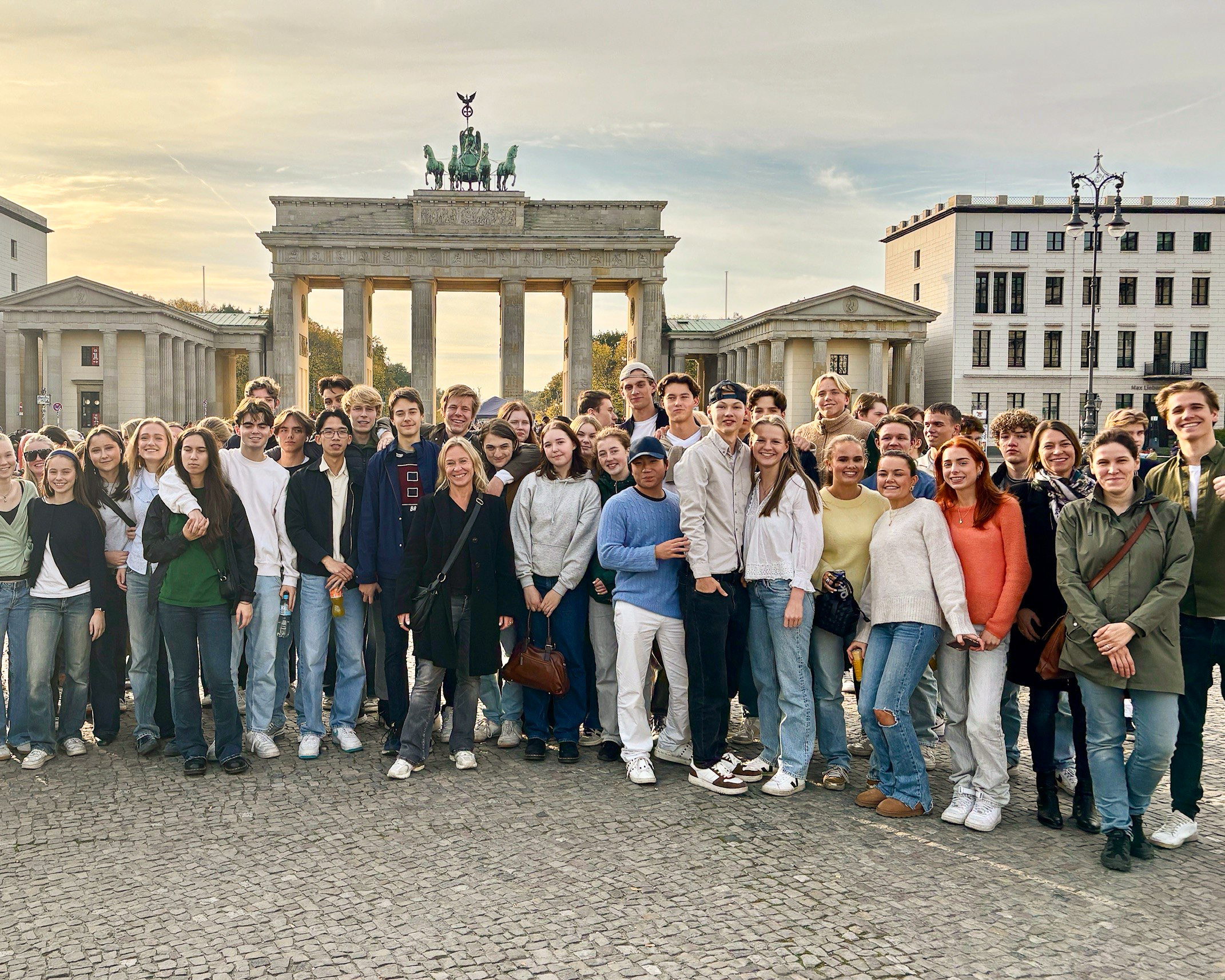 Elever foran Brandenburger Tor i Berlin